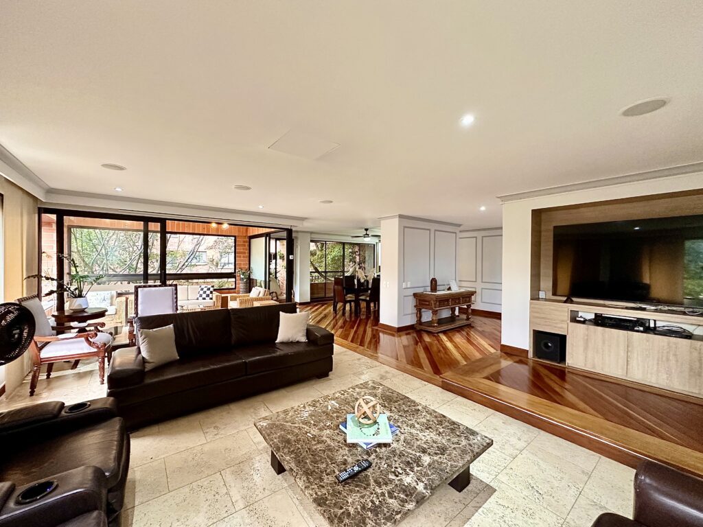 Spacious, Well-Kept 2,691 Sq Ft El Poblado Apartment – Three Blocks From Provenza Entertainment