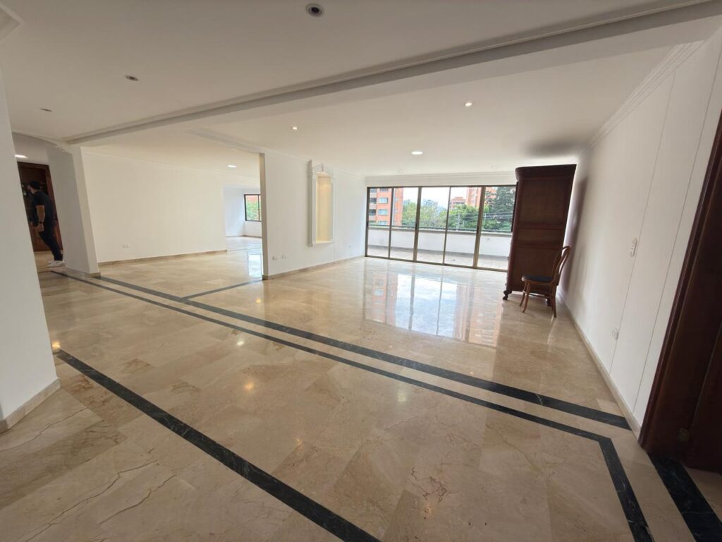 Spacious 3BR Luxury Apartment with Private Elevator Access Near The Golden Mile