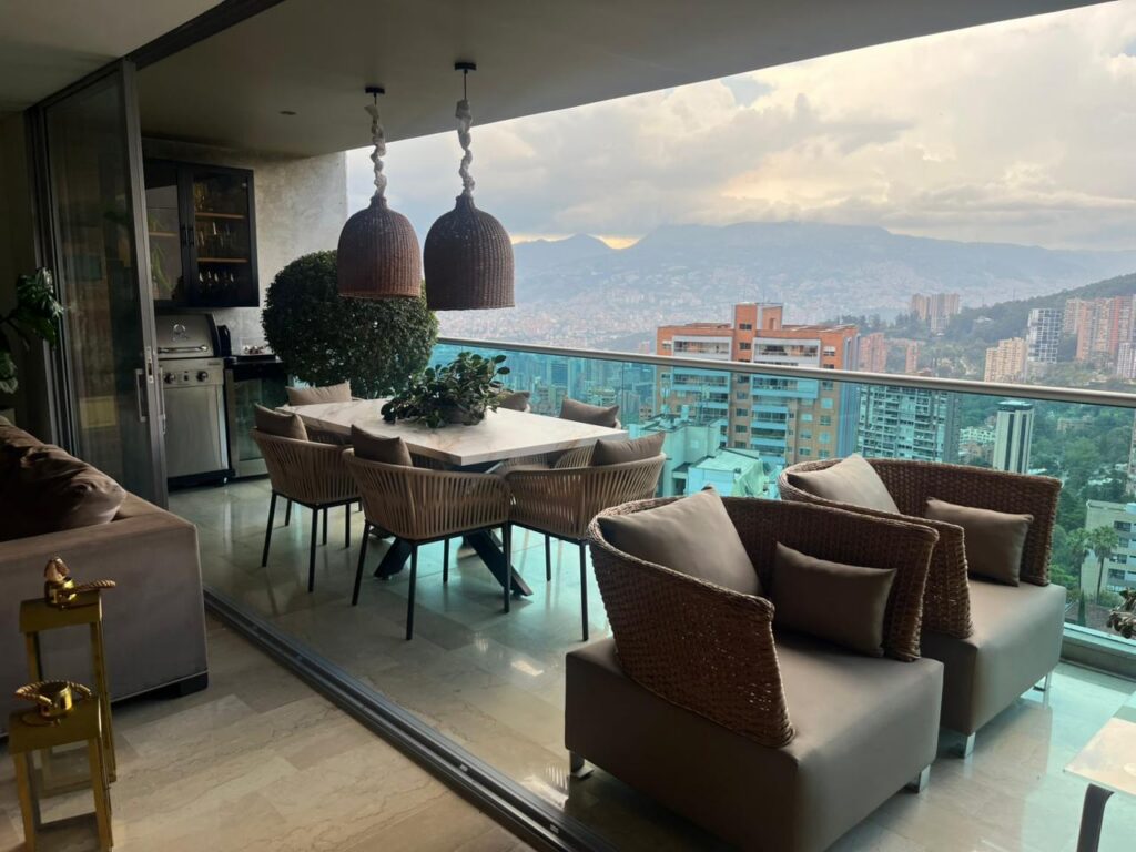 Stunning Mountain Views Atop El Tesoro – High-Floor 3BR El Poblado Apartment