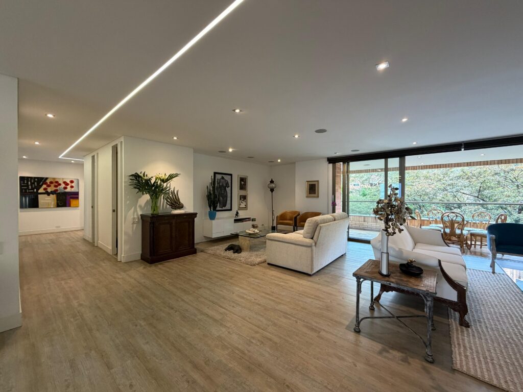 Spacious Modern Apartment in the El Tesoro Sector of El Poblado
