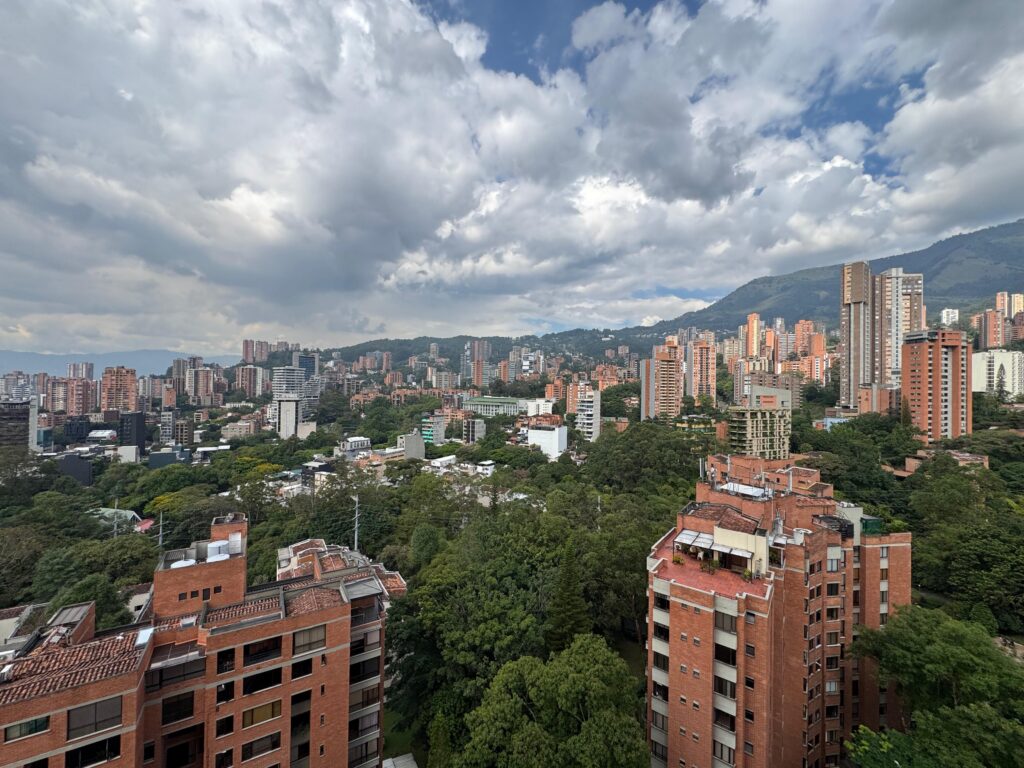Spacious El Poblado 3BR Classic – Five Minutes From Provenza