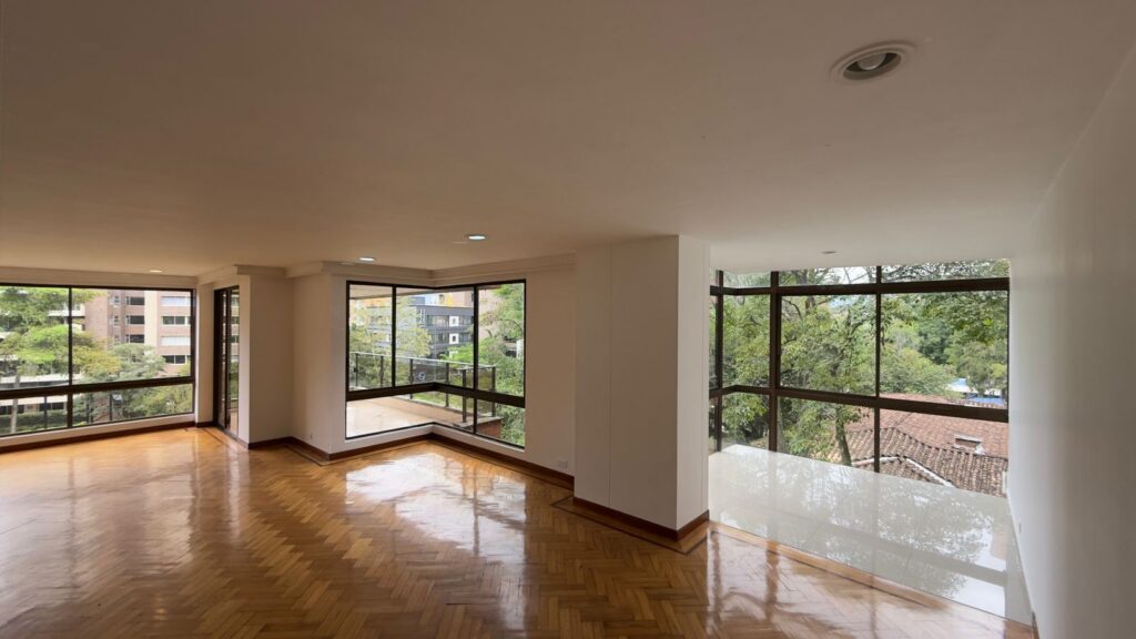 Well-Located 3BR El Poblado Apartment – Perfect For A Remodel