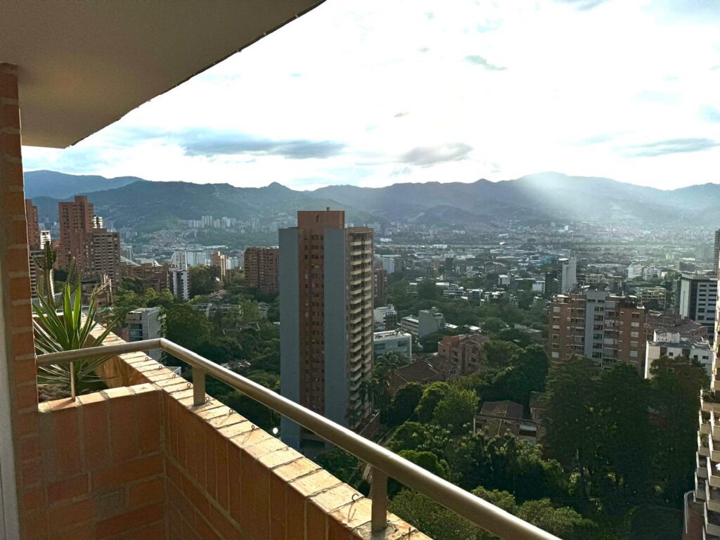 Low Cost Provenza Penthouse With Sky-High Views
