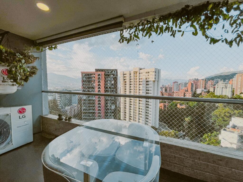 Top-Floor 4BR El Poblado Apartment With Valley Views – Set In The Heart Of The Golden Mile
