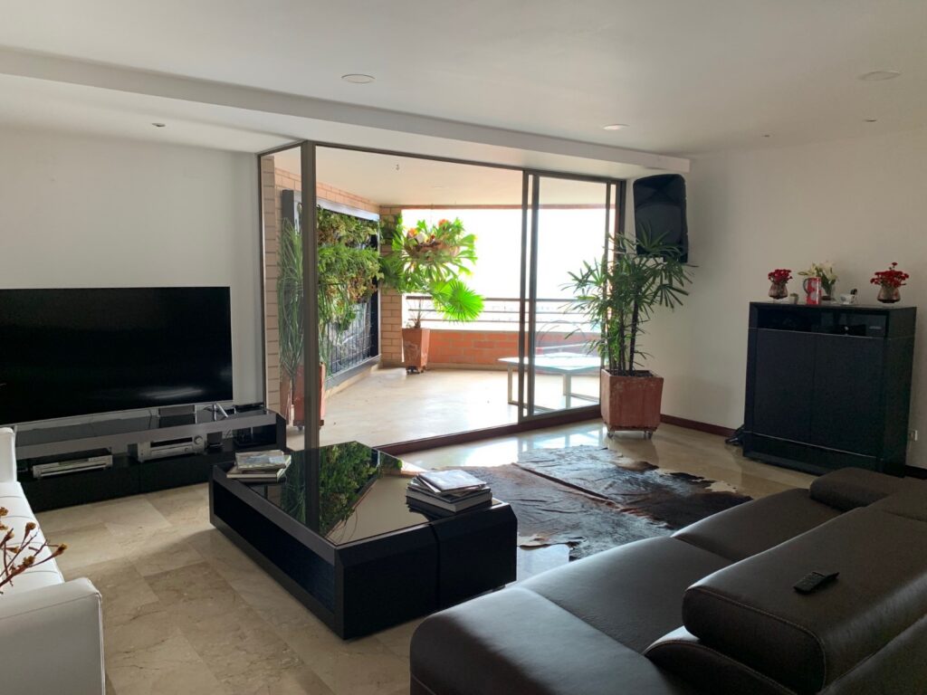 Panoramic High-Floor 3BR Residence – Provenza, El Poblado