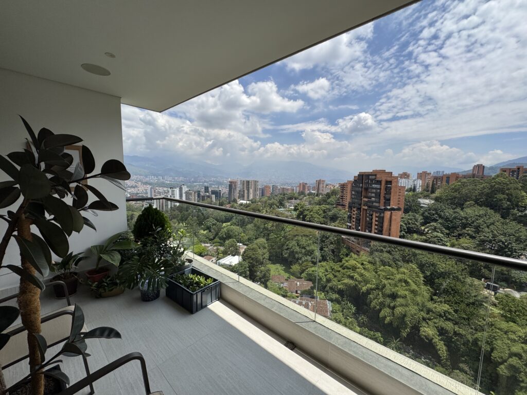 High-Floor 3BR El Poblado Apartment With Amenities