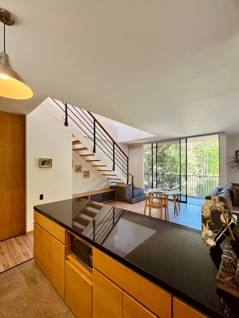 Top-Floor, Short-Term Rental Apartment With Private Terrace and Jacuzzi