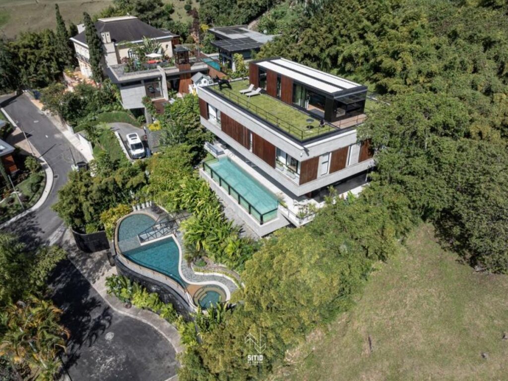Stunning Three Level Luxury House In El Poblado With Private Pool and Elevator