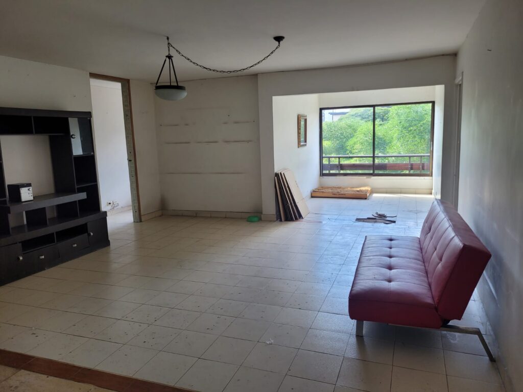 Investment Renovation Opportunity Three Bedroom Apartment in Provenza