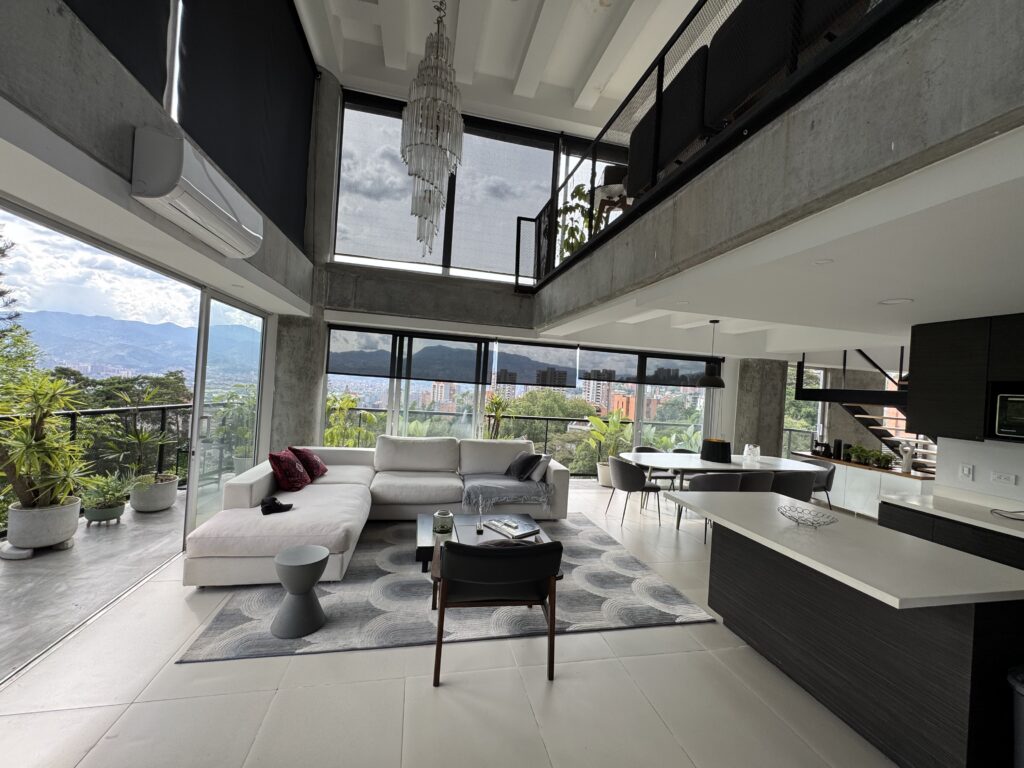 Sophisticated Three-Level Penthouse in El Poblado – Stunning Views With Private Terrace and Jacuzzi