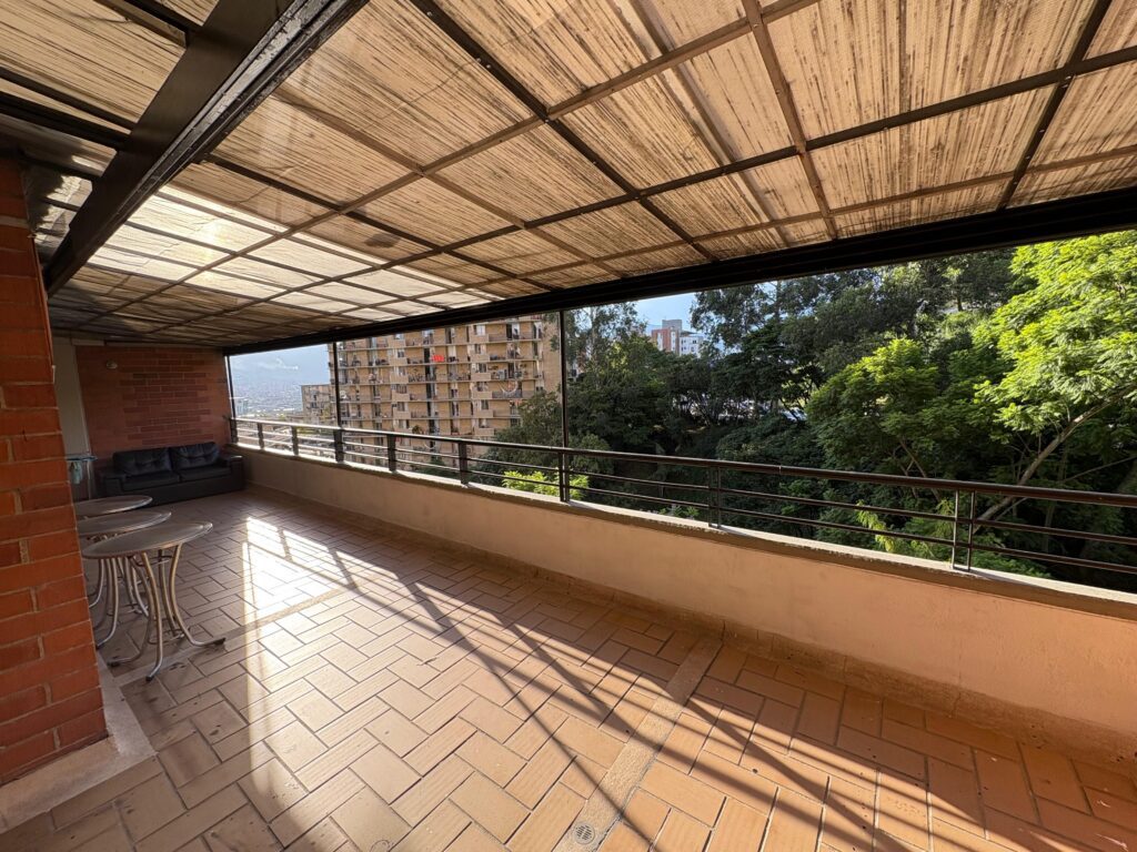 First Floor El Poblado Apartment With Spacious Terrace And Amenities