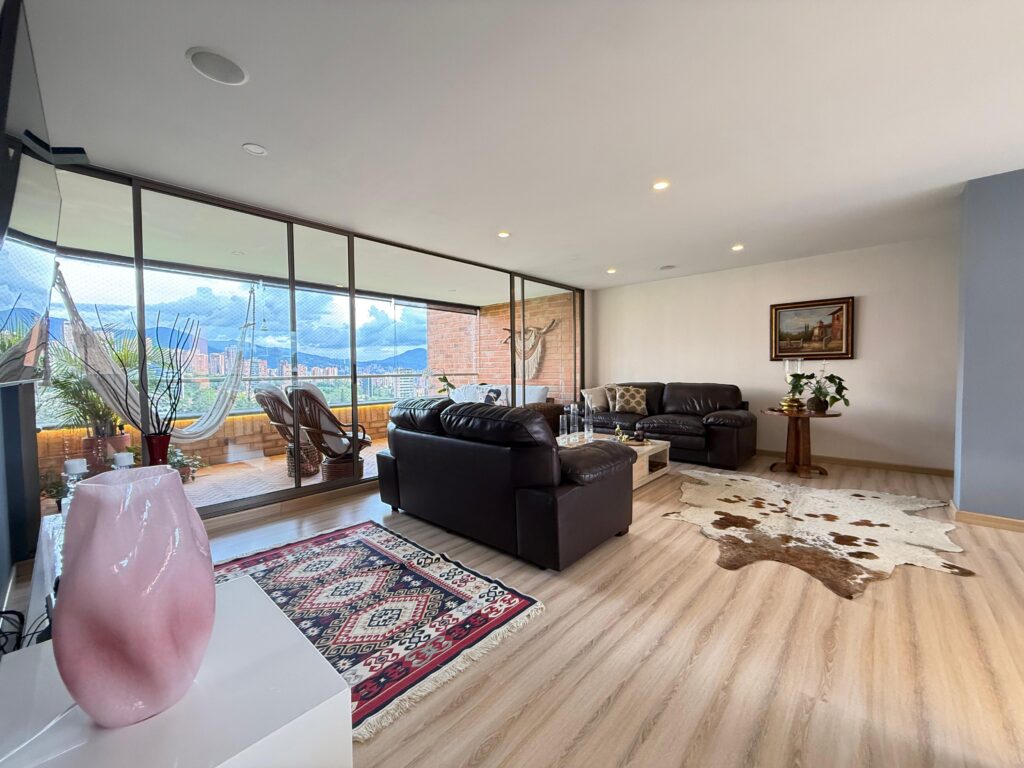Bright High-Floor Apartment with Scenic Views in El Poblado