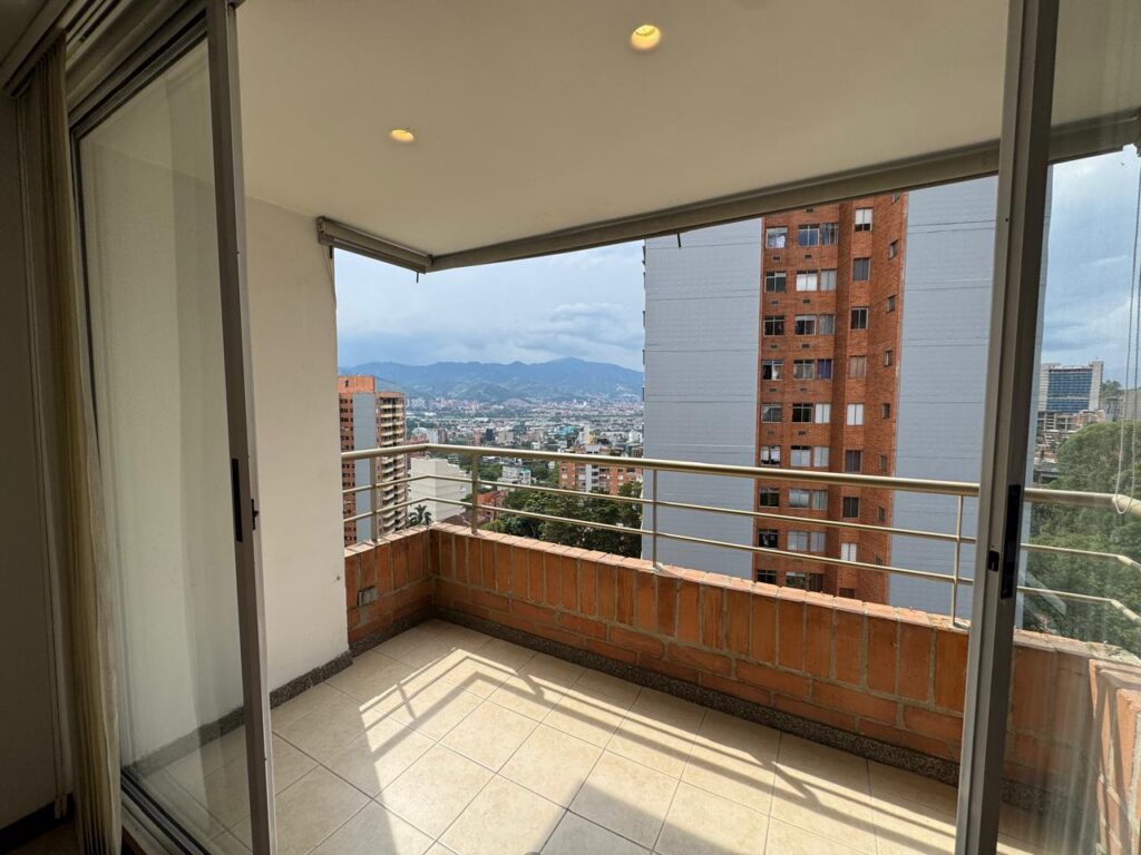 High-Floor Provenza Apartment – Perfect To Remodel