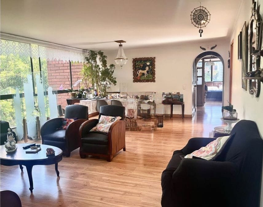 High-Floor El Poblado Property for Renovation