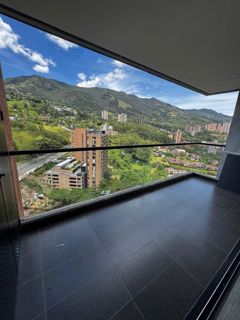 Modern, Fairly New Penthouse with Views in El Poblado
